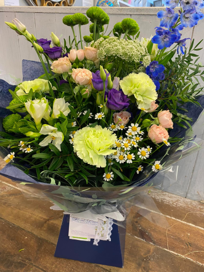 Enchanted - A refreshing mix of cool and pastel tones and lush greenery. 

Please note content may vary depending on availability.