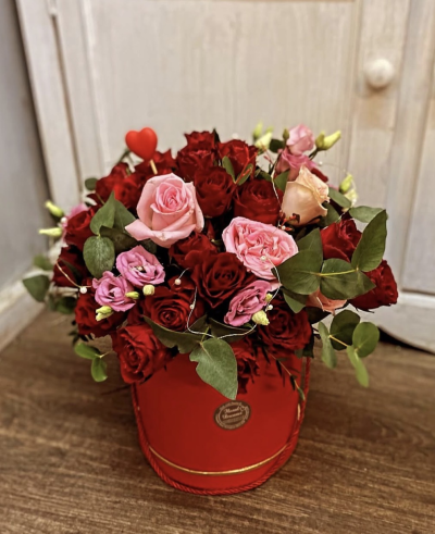 Valentines hat box arrangment - Beautiful display arranged in oasis with seasonal luxury flowers including roses